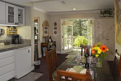 Image de Cozy Retreat, Studio Apartment, City Permit Vr09-0038.