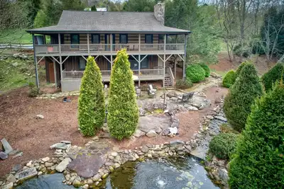 Image de Cosy Twin Rivers Edge - Waterfall & Pond - Spa - Grand jardin clôturé - Billard en plein air