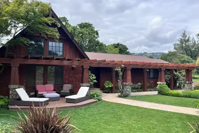 Image de Domaine familial isolé de style Arts and Crafts