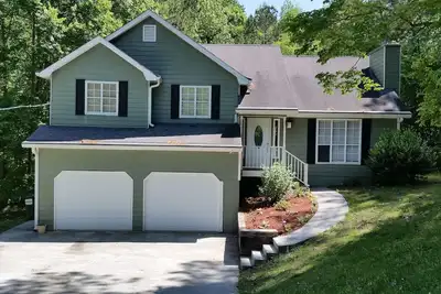 Image de 4 chambres, 2 salles de bain Situé sur un beau terrain privé. 27 minutes à Lakepoint.