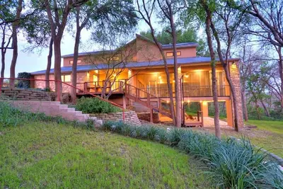 Image de Parfait pour les réunions de famille, 2 acres, 5/5 maison avec 200 'Riverfront privé