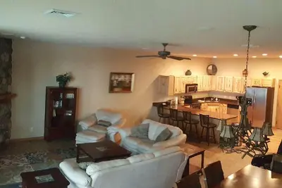 Image de Lakefront Town Home, Fauteuil de Massage, Wifi gratuit - Animaux domestiques