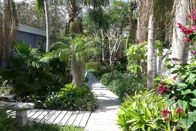 Cottage isolé dans une oasis tropicale