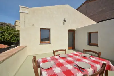 Image de Maison moderne et rénovée avec terrasse panoramique, proche mer et montagne