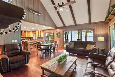 Image de Towering Pines - Hiller Vacation Homes - Lost Lake Executive Home - Wifi gratuit