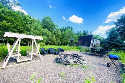 Image de Retro A - Chalet de montagne avec cadre au-dessus de Honesdale