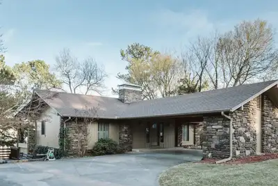 Image de Surplombe le stade! 10-12 personnes. Bbbq, Graduation, Razorback games! !