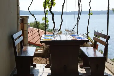 Image de Appartement de deux chambres avec la terrasse et la vue sur le mer Zavala, Hvar (A-15357-a)