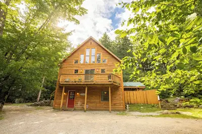 Image de Ski / Lake Chalet à quelques minutes de SunRvr & N. Pond, 2 cuisines, HotTub, GameRm, WiFi, Kayaks