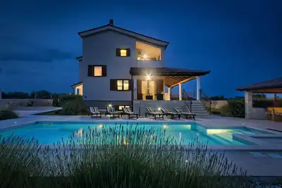 Image de Villa de luxe avec jacuzzi et piscine chauffée, endroit calme, animaux de compagnie, terrain de sport