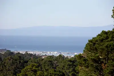Image de Spacieuse Carmel Home avec une vue imprenable sur la baie de Monterey