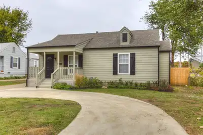 Image de Excellent emplacement - juste en face de l'Expo Center! 10 personnes