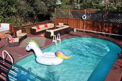 Image de Retraite à Rise and Shine! Piscine, bain à remous, marchez jusqu'à la plage de Drake! Salle de jeux!