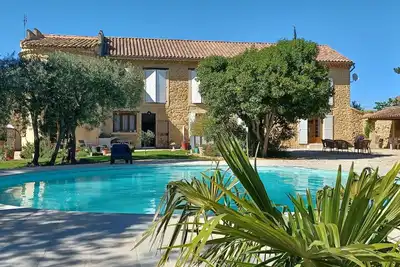 Image de Mas provençal et authentique, arboré d'oliviers avec une magnifique piscine