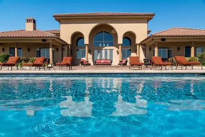 Image de The Shandon House - Magnifique vue d'une maison spectaculaire au sommet d'une colline!