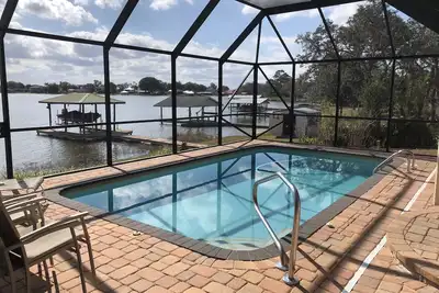 Image de Bienvenue à Lakeside Escape, profitez de la piscine privée et du ponton Lakefront. Poisson et kayak