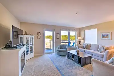 Image de Bright Westport Condo avec accès à la piscine - Promenade à la plage