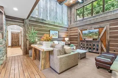 Image de Lodge De Luxe CACHÉ Dans La FORÊT, À PROXIMITÉ Des Pistes De Ski, Hot Tub, THÉÂTRE, Salon