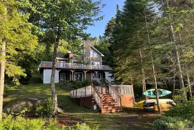 Image de Superbe chalet  situé sur  sur le bord de l’eau!
