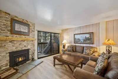 Image de 2 chambres à coucher 2 salles de bain: 1 bloc des ascenseurs Eagle