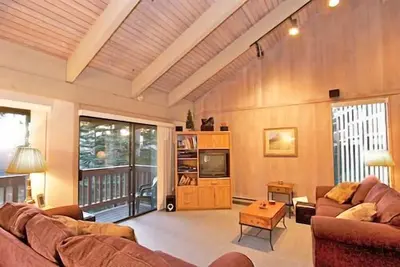 Image de Spacieux 4 chambres 2 salles de bain condo avec des vues boisées