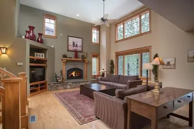 Image de The Timbers Townhome # 1021- Grand 4 Chambres Plus Den, Spa privé, laveuse / sécheuse, Wifi