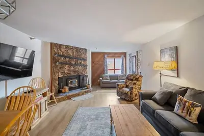 Image de 1 chambre confortable 1 salle de bain par les ascenseurs