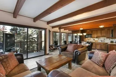 Image de Premium mis à jour moderne 2 chambres à coucher 2. 5 salles de bains de ski dans l'unité de coin Ski Out avec barbecue privé