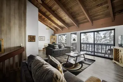 Image de Spacieux et accueillant, 4 chambres 3 salles de bain Condo 2 blocs de Canyon Lodge