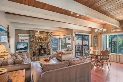 Image de 3 chambres 2 salles de bain condo adjacent au village avec charme de montagne