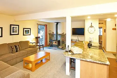 Image de Lumineux et spacieux 2 chambres 2 salles de bain condo 1 bloc de ascenseurs Canyon