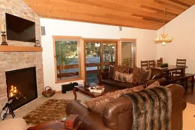 Image de Mise à jour et moderne 3 chambres plus Loft par les ascenseurs Eagle