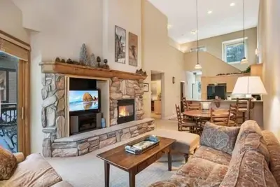 Image de Condo de luxe 3 chambres 2 salles de bain sur le parcours de golf près des ascenseurs Eagle