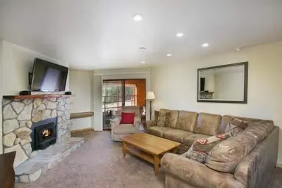 Image de 2 chambres 2 salle de bain complète avec une belle vue, et une grande disposition de lit