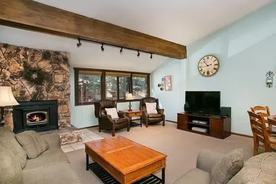 Image de 2 chambres 3 salles de bain à proximité à pied du village avec une grande disposition des lits