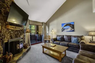 Image de 1 chambre à coucher confortable avec la cuisine mise à jour par les pentes