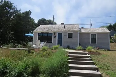 Image de Ne manquez pas celui-ci! Ce chalet récemment rénov�� et mis à jour deux chambres (1 roi et 2 jumeaux) a un bel espace ouvert et beaucoup de lumière.
