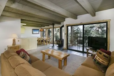 Image de 2 chambres 2. 5 salles de bain ski à ski avec de superbes vues sur la forêt