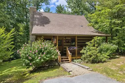 Image de 2br / 2ba Chili Bear Cozy Pigeon Forge Cabin dans les Smokies avec Wi-Fi et bain à remous