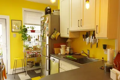 Image de Lovely, petite maison de rangée Philly avec tous les fixes