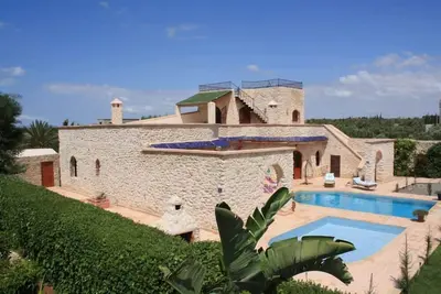 Image de Villa avec piscine privée 1 2 3 soleil pour 8 personnes.