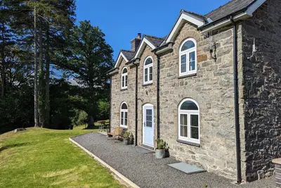 Image de Brynderwen - Trois Chambres Maison, Couchages 5