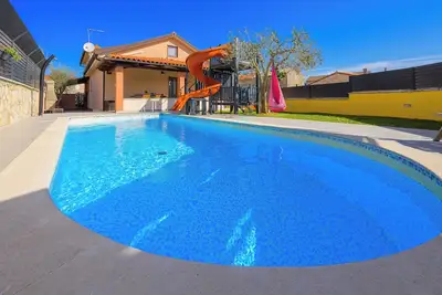 Image de Belle maison, idéal pour les familles avec enfants, toboggan aquatique unique