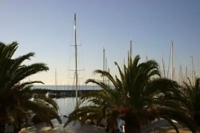 Image de magnifique T2 stylé rénové 35 m2 vue mer porquerolles clim, wifi, parking privé