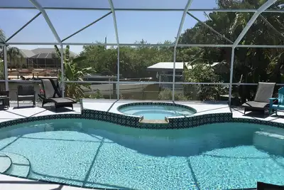 Image de Belle maison au bord de l'eau relaxante avec piscine, spa, ascenseur à bateaux et accès au golfe