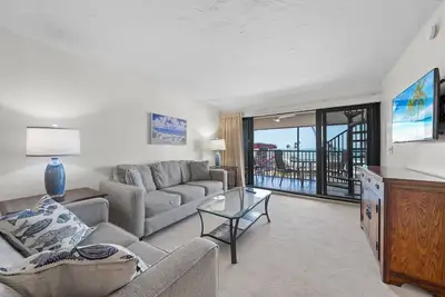 Image de Pointe Santo C42: Penthouse Paradise avec terrasse sur le toit et vue sur le golfe pour correspondre!