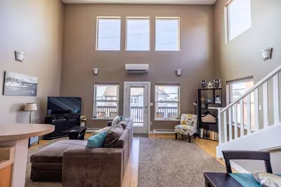 Image de Katlian Street Suite A avec vue sur l'océan et finitions modernes et propres près du centre-ville