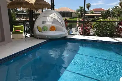 Image de 4 chambres (2 Master) 3 salles de bain, orientées plein sud, piscine d'eau salée quai bateau accès golf