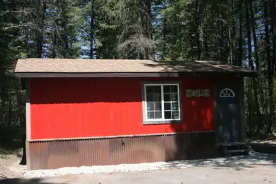 Image de Tiny Red Farmhouse Centrally Niché dans la vallée de Flathead