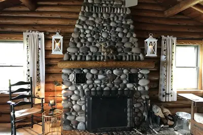 Image de Séjournez dans une cabane en rondins américaine classique sur la rive nord du lac Supérieur